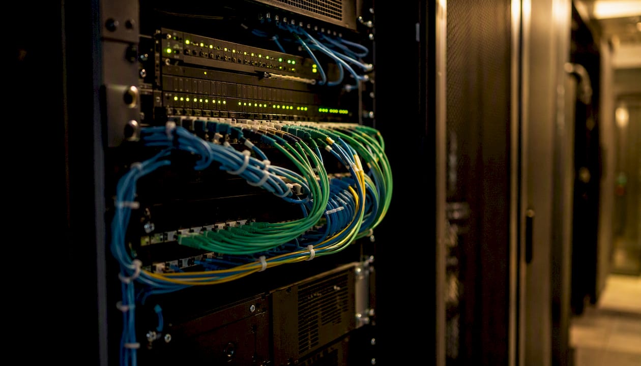 Fiberkablar anslutna till nätverksswitch