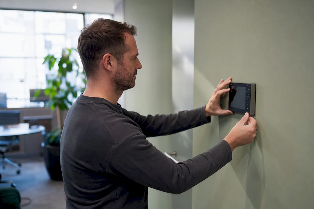 Händer som justerar en digital åtkomstpanel