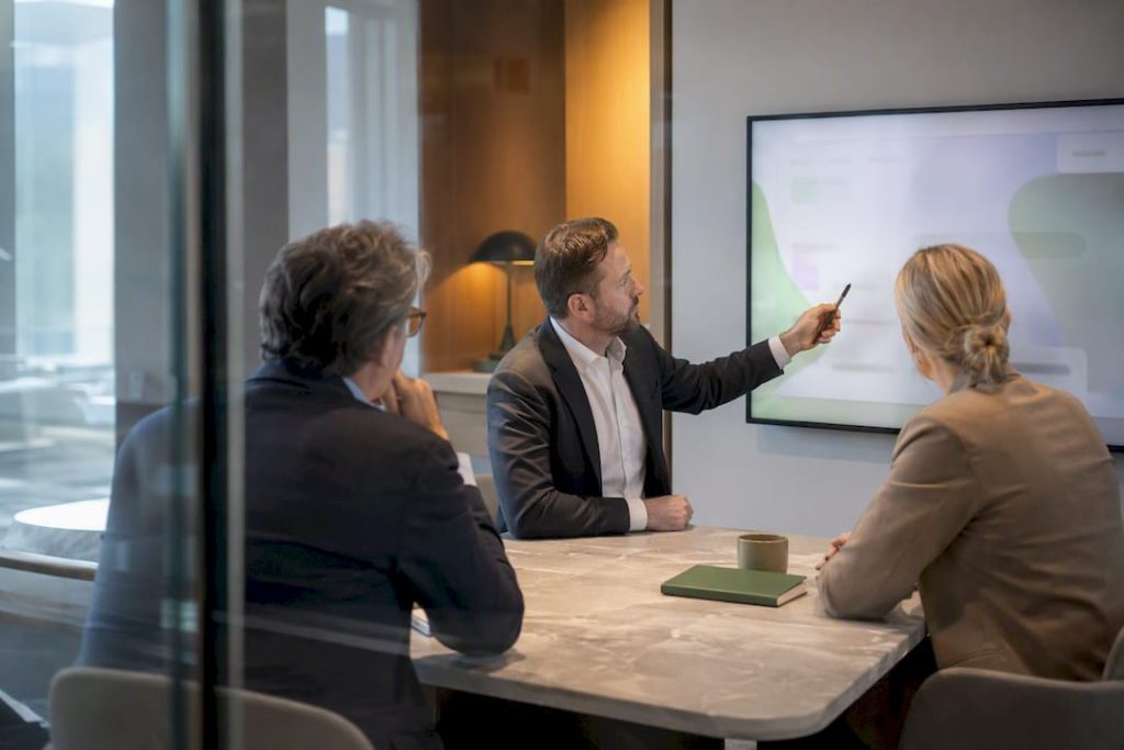 En GDPR-konsult utvärderar dataskyddsrisker tillsammans med ledningen
