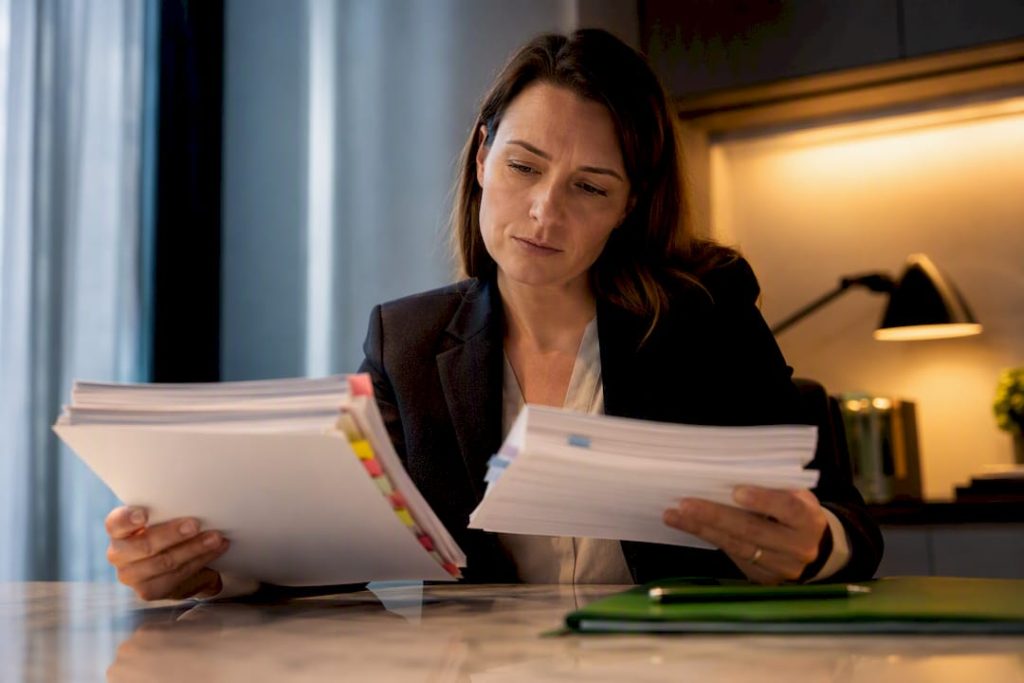 Jurist kontrollerar dokumentation inför GDPR-avvägning