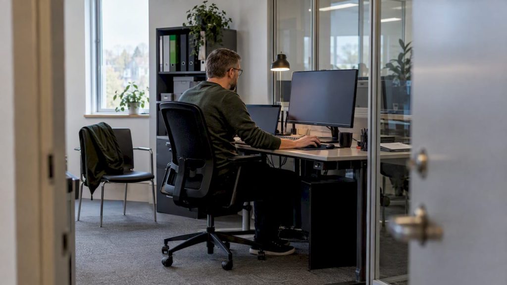 Säkerhetsspecialist granskar logg över personuppgifter