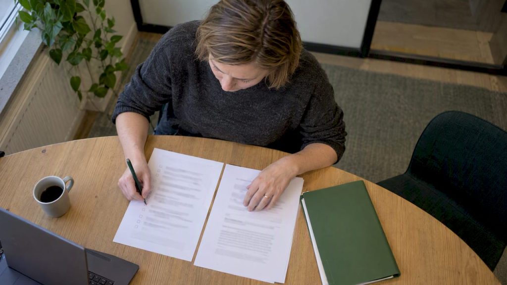 Specialist granskar en checklista för informationssäkerhetspolicy