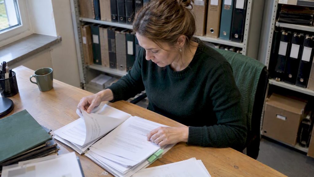 Jurist tittar över ett biträdesavtal och tillhörande bilaga